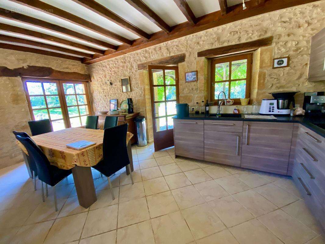 Maison à MAUZAC-ET-GRAND-CASTANG