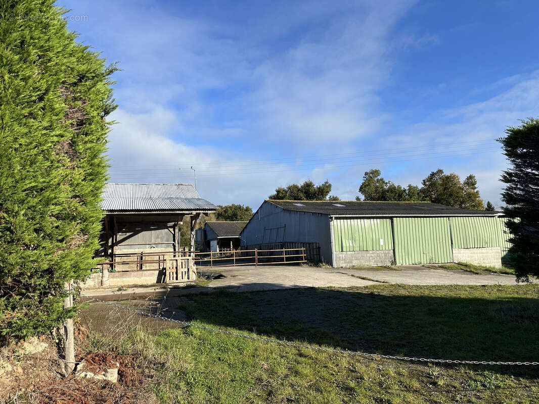 Parking à SAINT-LORMEL
