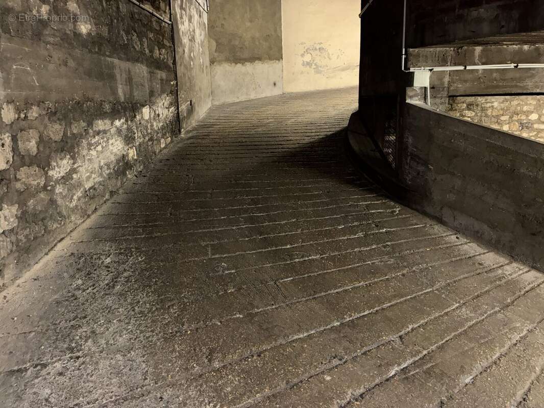 Parking à PARIS-16E