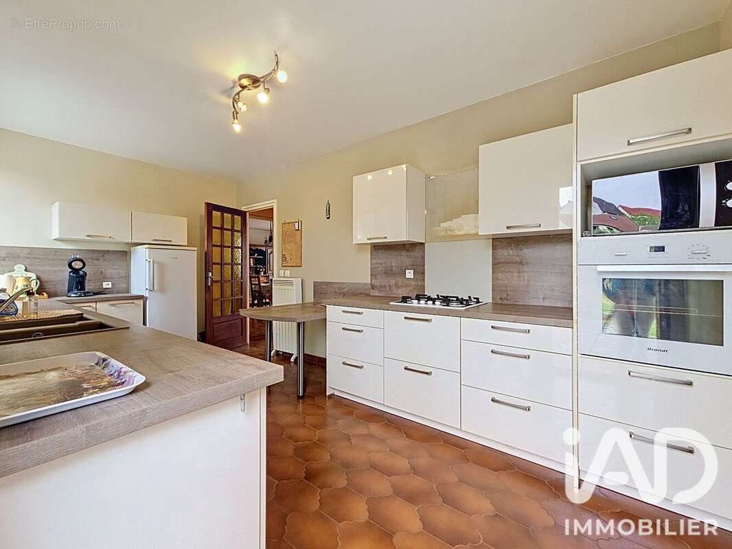 Maison 164 m² à Saint-Julien-Du-Sault  - photo 9