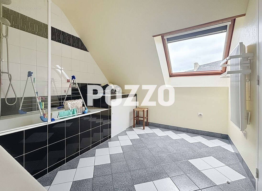A Vendre - AVRANCHES - LE VAL SAINT PERE - Maison 6 pièce(s) 150 m² - Terrain - photo 13