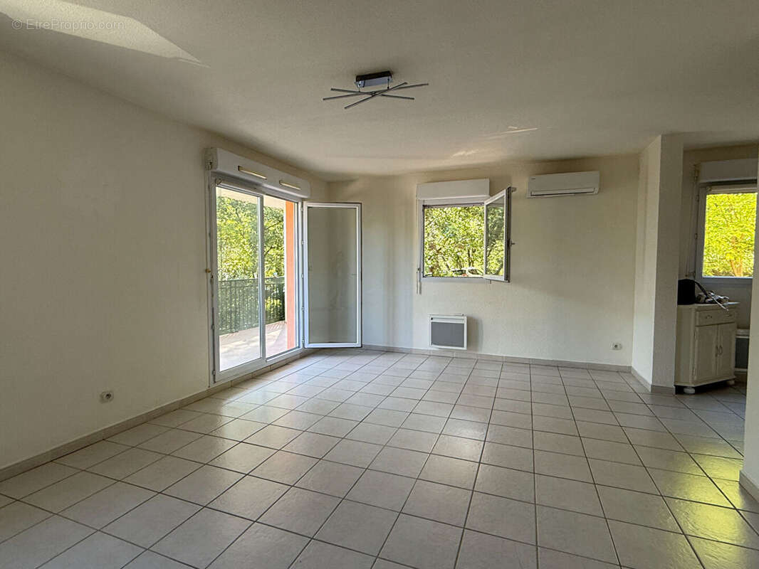 Appartement à LA ROQUE-D'ANTHERON