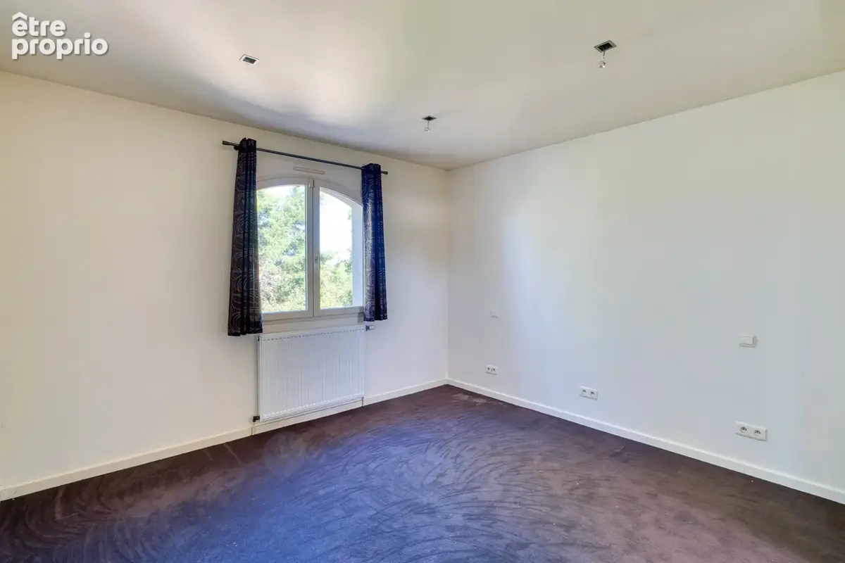 Proche commodités et calme pour cette maison climatisée avec piscine et s-sol complet - photo 12