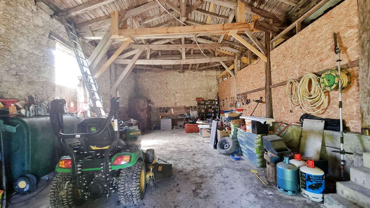 Très beau château datant du XVI ème entièrement rénové au milieu de 50 hectares et ses trois lacs situé dans l - photo 65