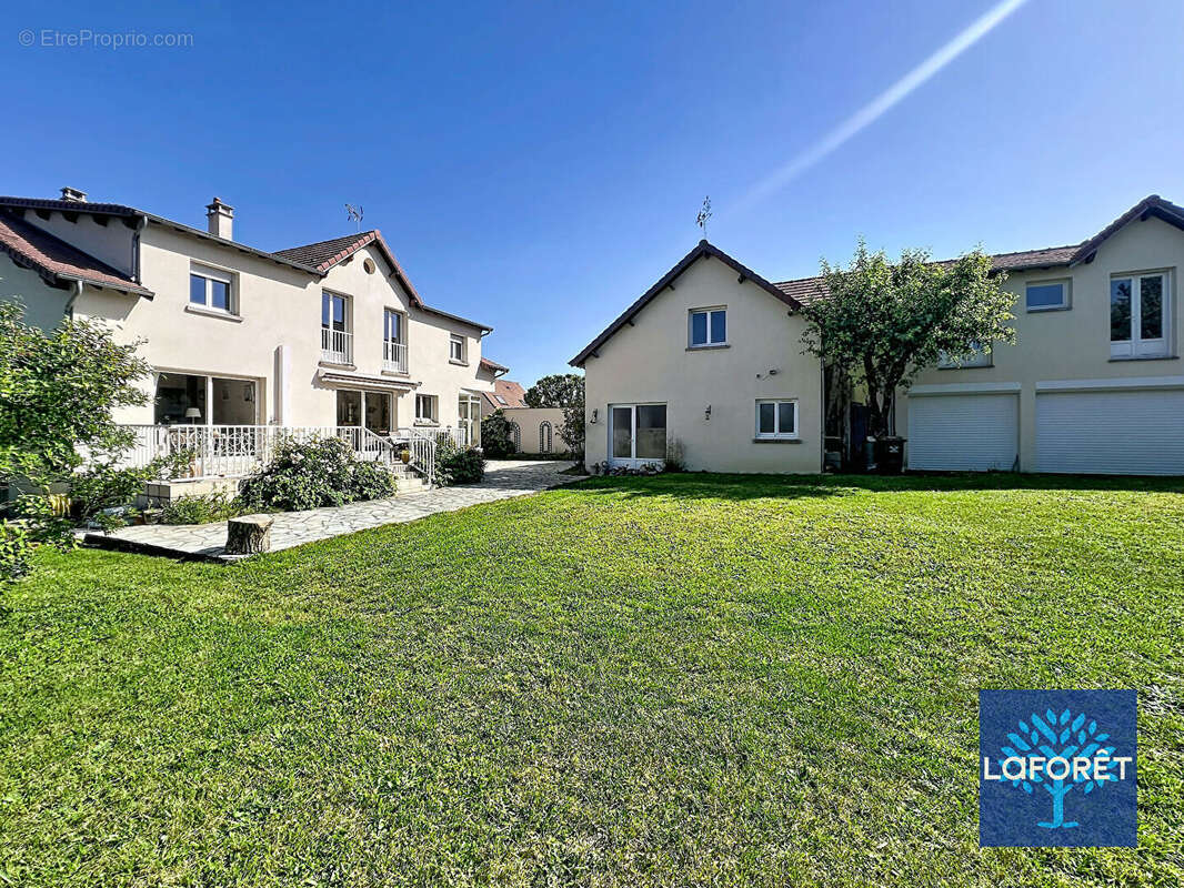 Maison à D'HUISON-LONGUEVILLE