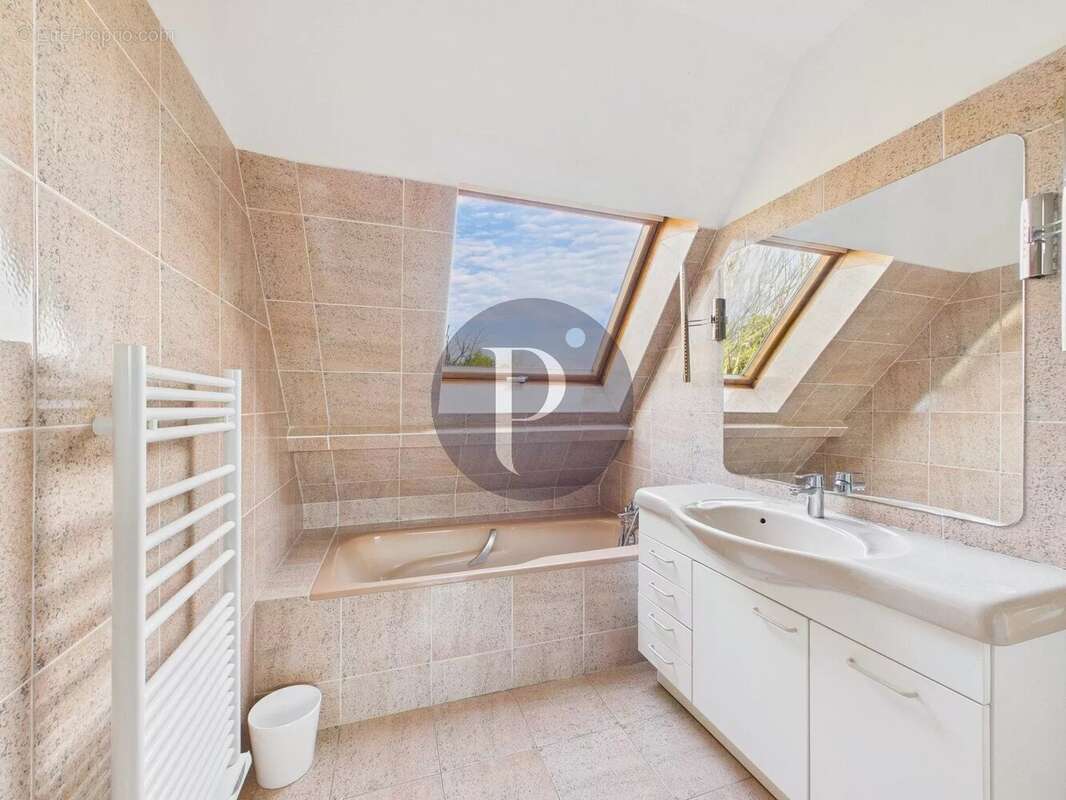 Maison à VERRIERES-LE-BUISSON