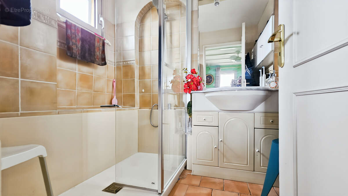 VIAGER OCCUPÉ (H.76 ans), FRÉJUS, 2 pièces + cave Bouquet 49300 € / Rente mensuelle 363 € - photo 8