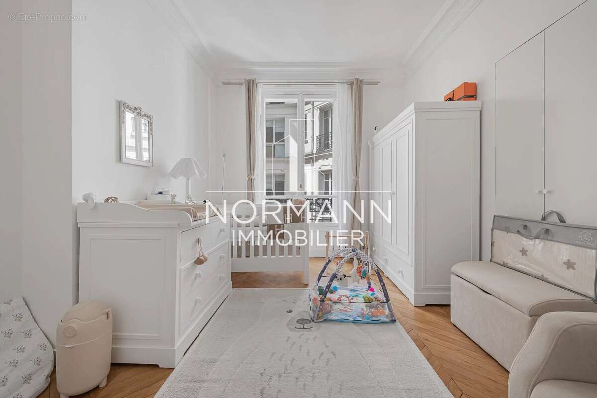 Appartement à PARIS-16E