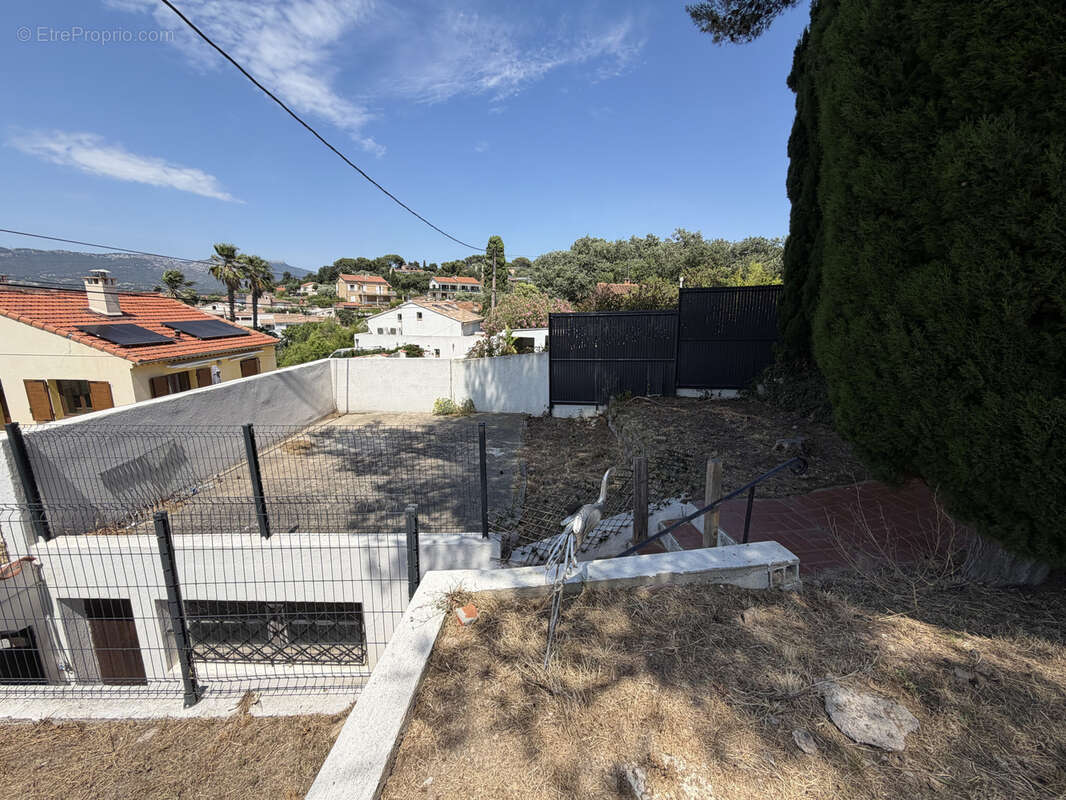 La seyne-sur-mer   maison individuelle avec vue dégagée, garage et dépendance - photo 9