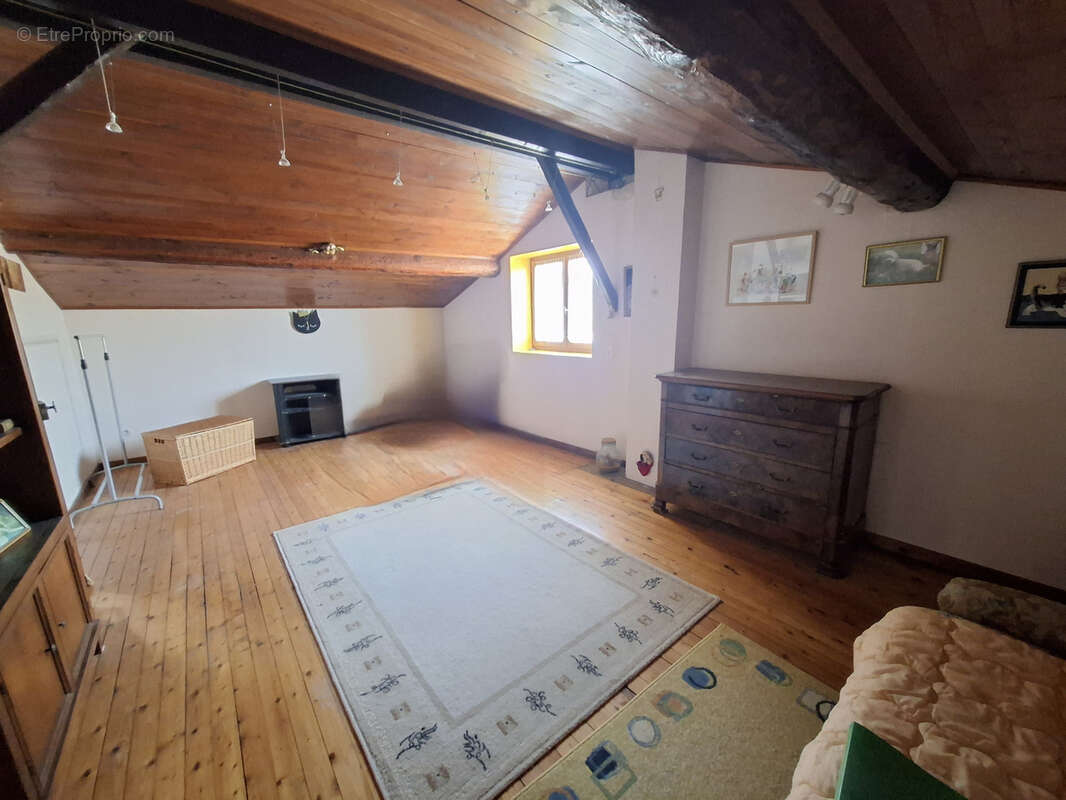 Propriété rare à Gleizé   Plus de 150 m2 habitables, dépendances, jardin et 27 000 m2 de terrains agricoles - photo 6