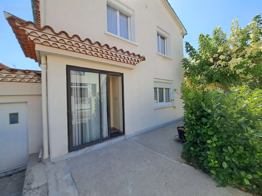 Maison très lumineuse sur un terrain clos de 304m2 avec un garage. - photo 5