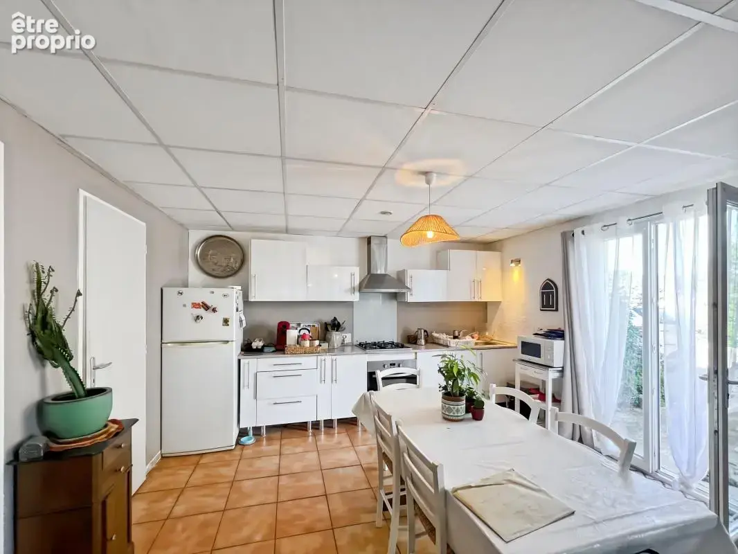 ALISSAS - À Vendre - Maison de 2007 - 5 chambres - 2 logements - terrain de 767 m² - photo 2