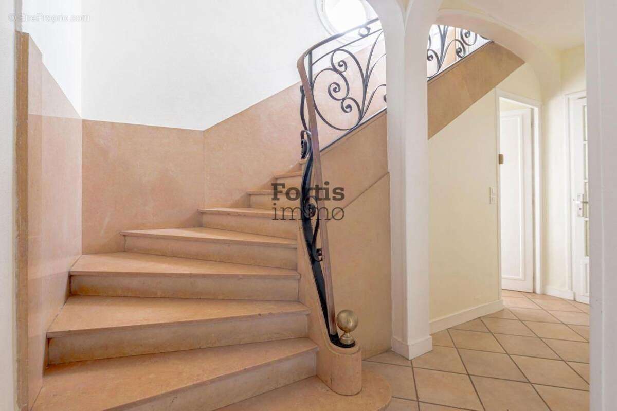 Maison à LE MESNIL-LE-ROI