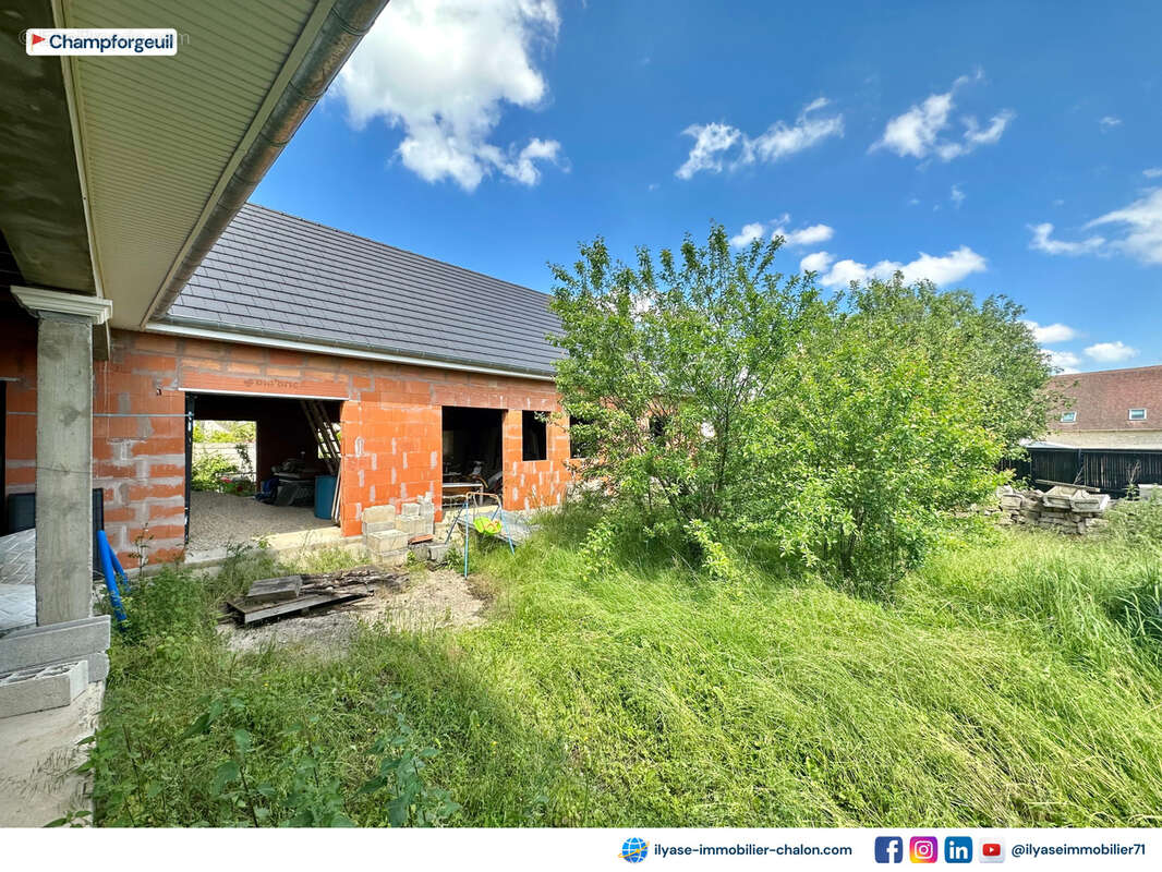 Maison à terminer  6 pièces  193 m2  1050 m2 - photo 2