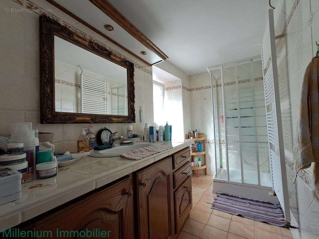 Maison à LAVAL-ROQUECEZIERE
