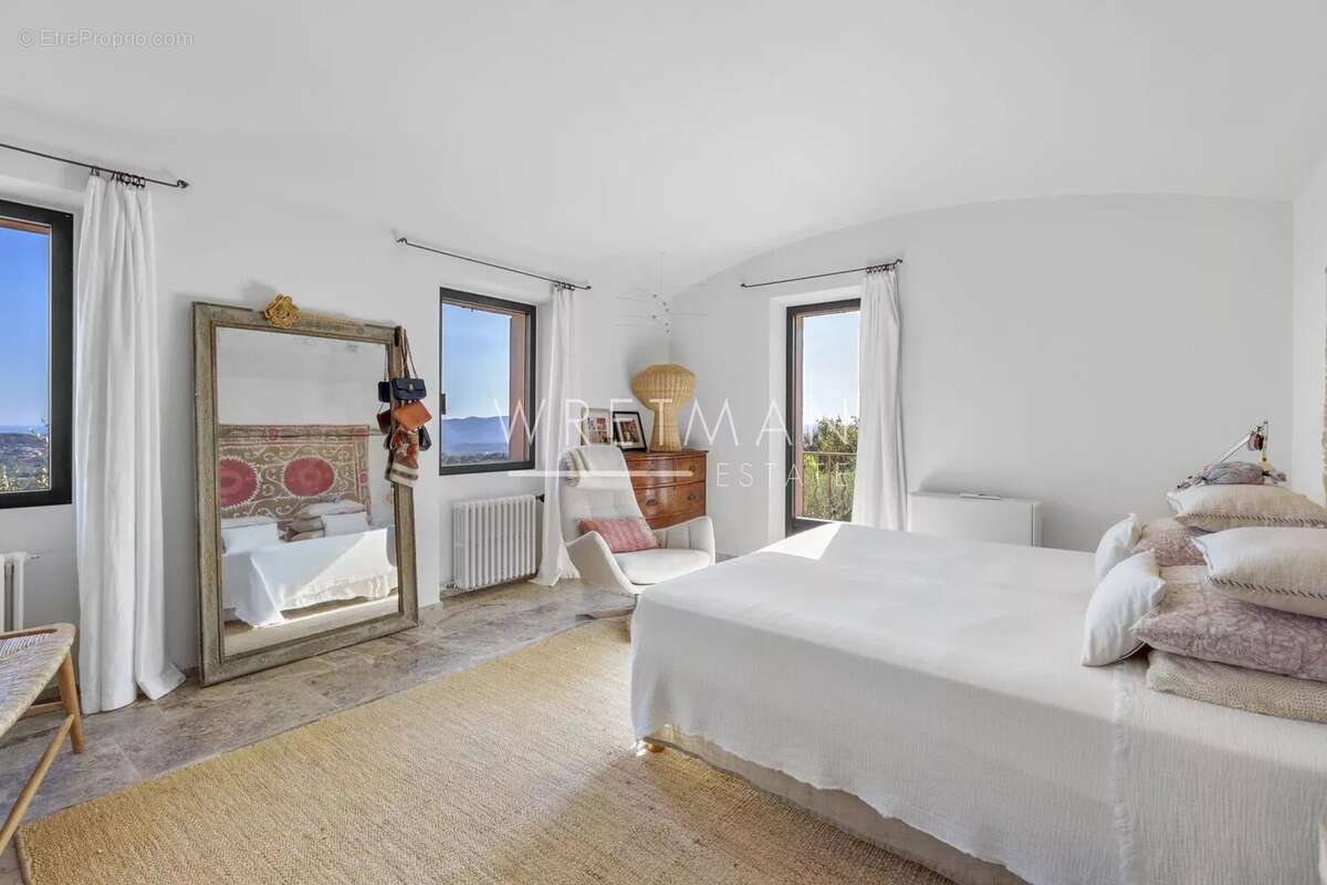 Maison à CHATEAUNEUF-GRASSE