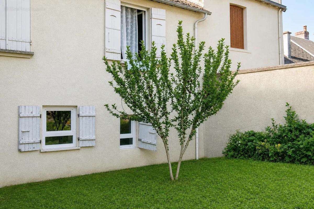 Grande maison de ville avec jardin clos et fort potentiel locatif au cœur de La Souterraine - photo 11