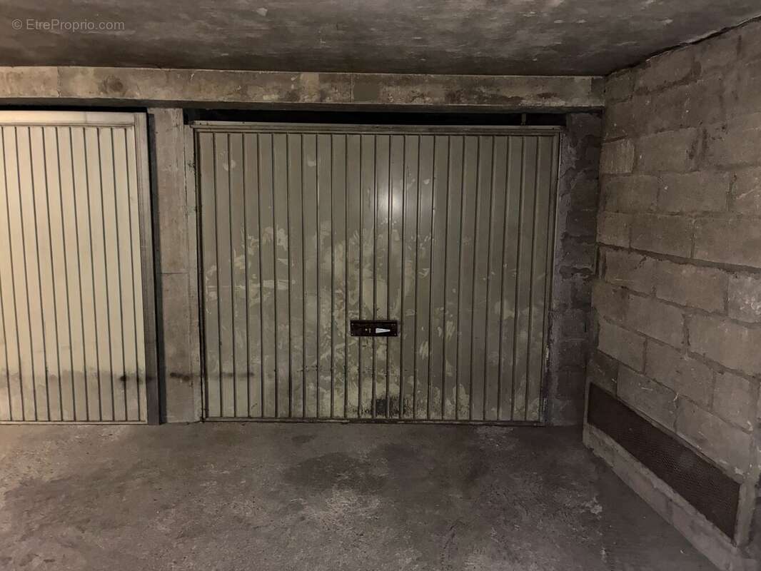 Parking à PARIS-11E