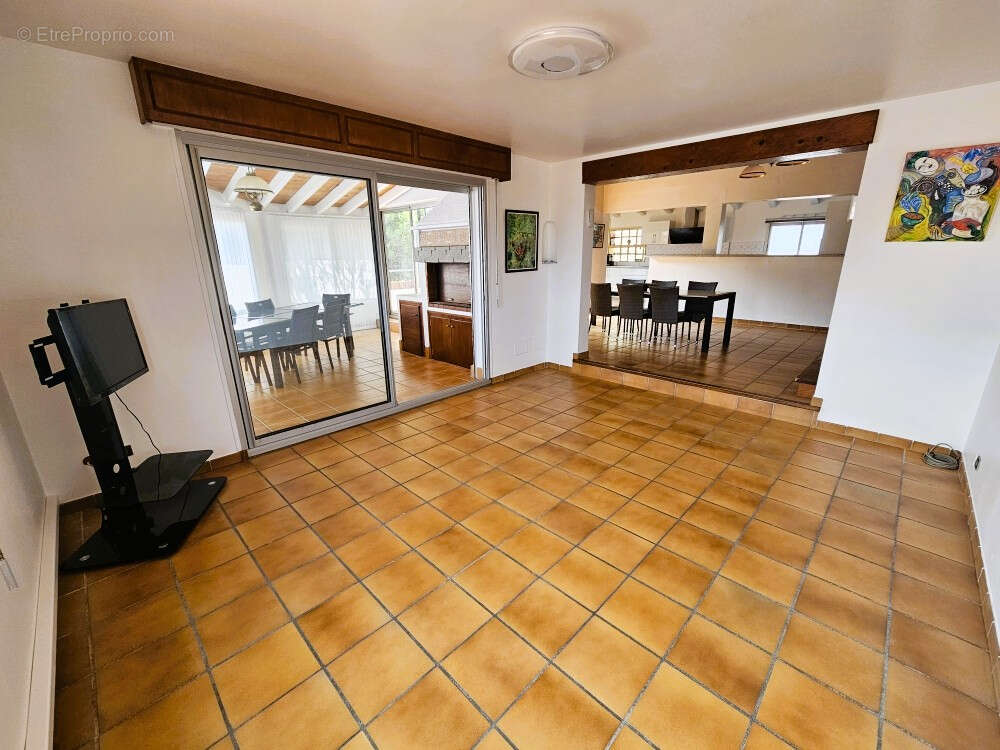 Local + logement t5 - le village - le barcares - photo 8
