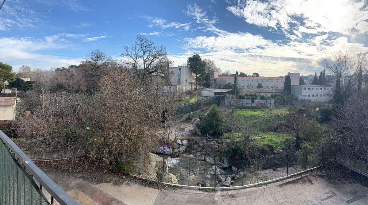 t2 - place de parking - loué - libre - 13013 - commodités - - Appartement à MARSEILLE-13E