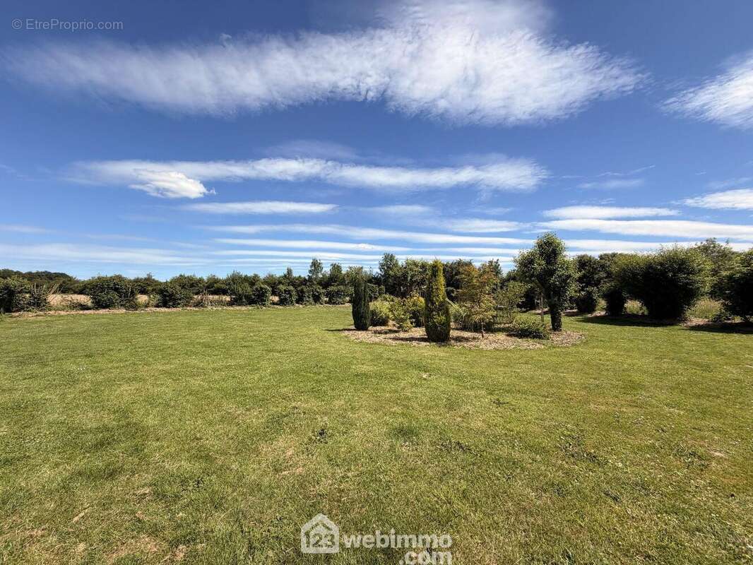 Sur un terrain entièrement clos de 1666 m² - Maison à MARCY-SOUS-MARLE