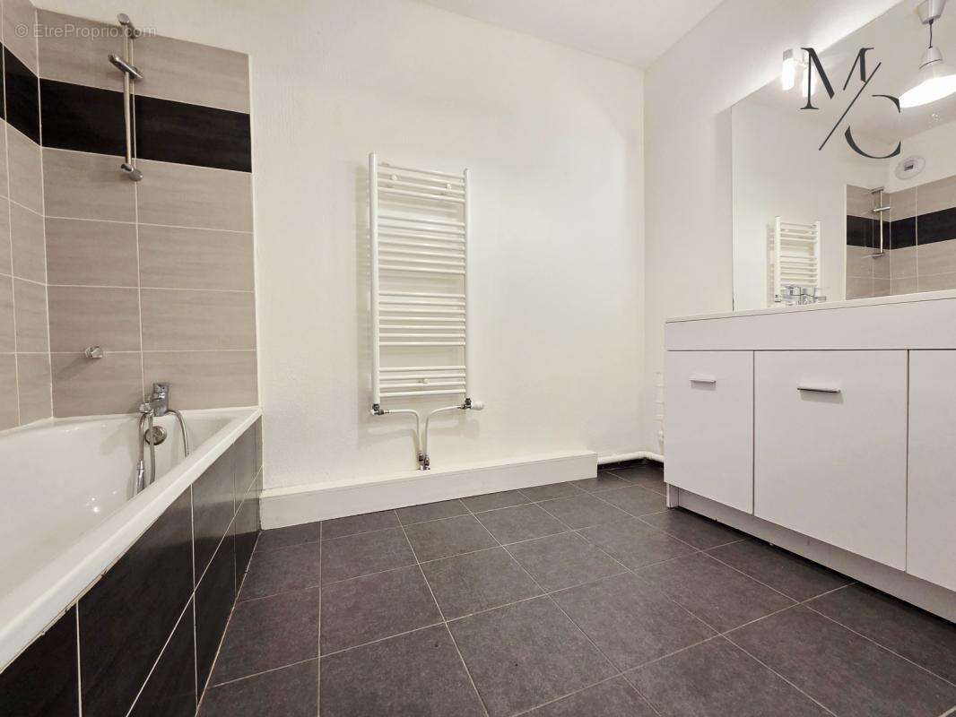 Appartement à BEAUZELLE