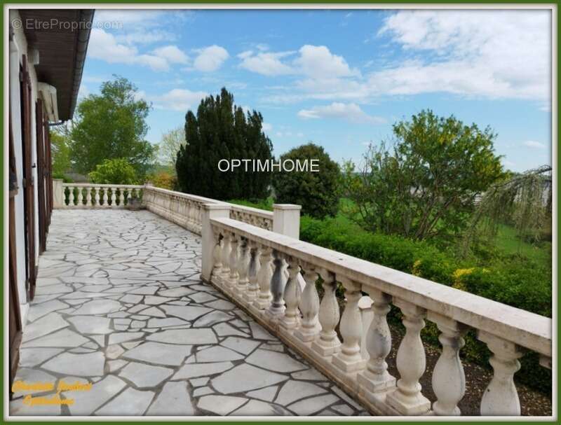 Maison à MONTMOREAU-SAINT-CYBARD