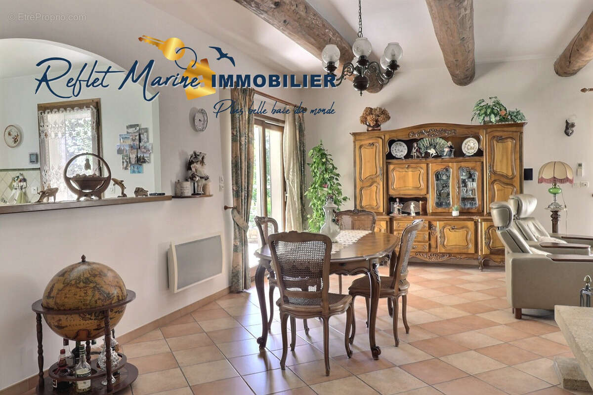 Maison à CEYRESTE
