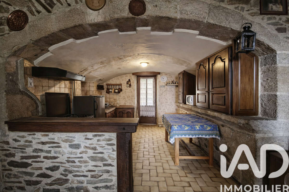 Maison 104 m² à Laval-De-Cere  - photo 4