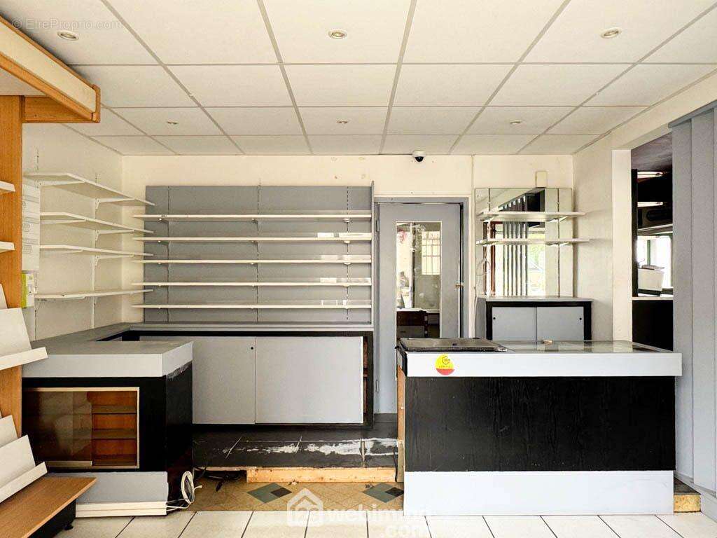 La pièce d'accueil peut rester avec sa fonction initiale commerciale ou se transformer en chambre ou bureau. - Maison à LA ROMAGNE