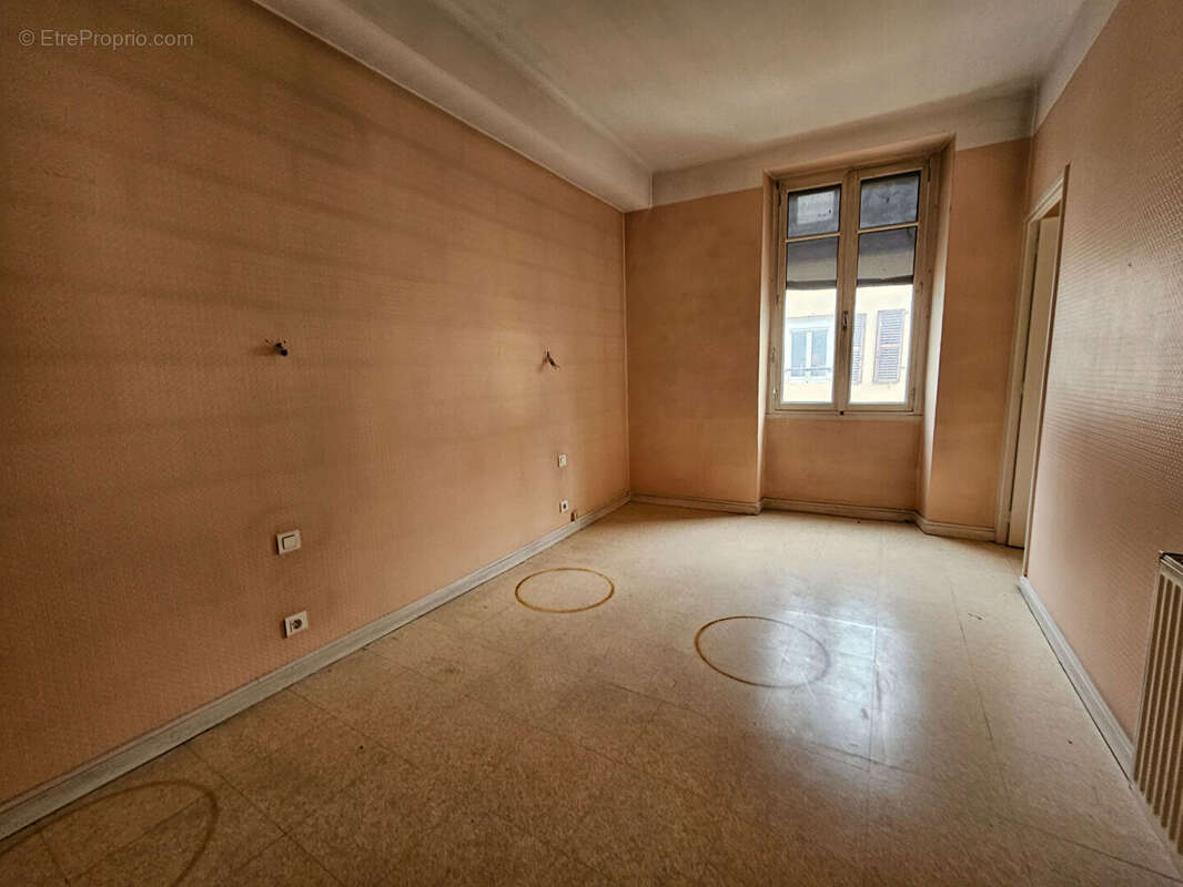 IMMEUBLE  d'environ 220m² en copropriété - photo 4