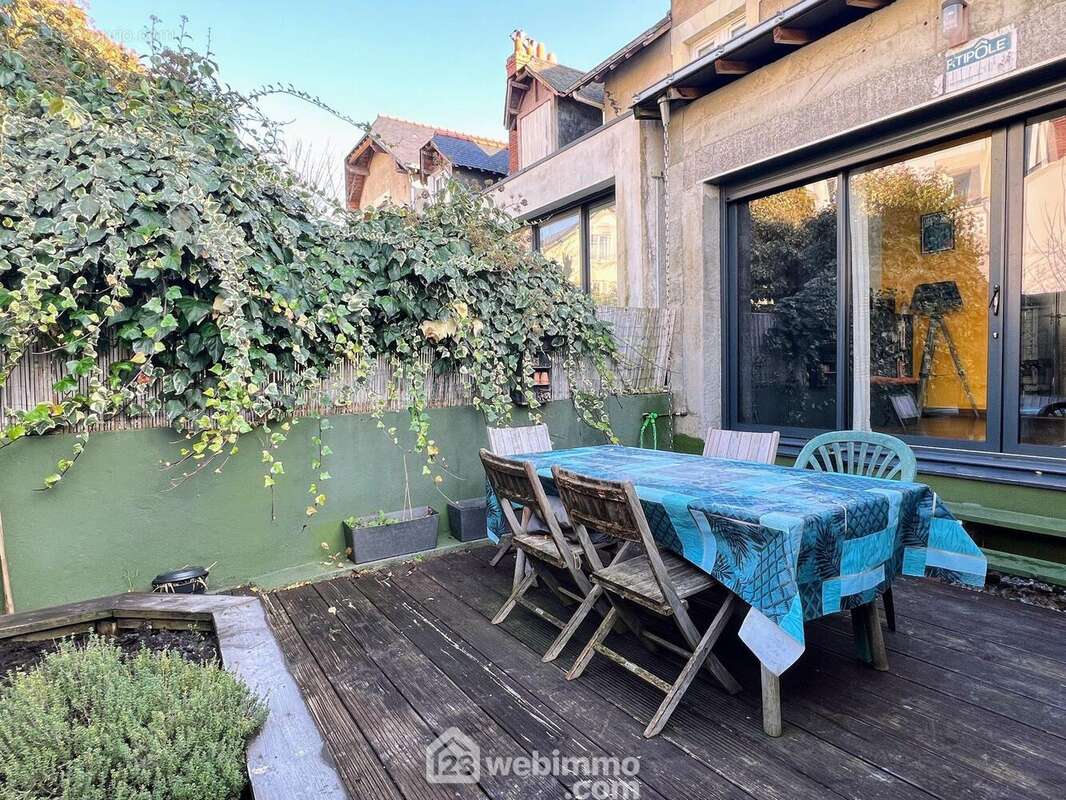 ... et donne accès à une terrasse bois exposée Nord-Ouest. - Maison à ANGERS