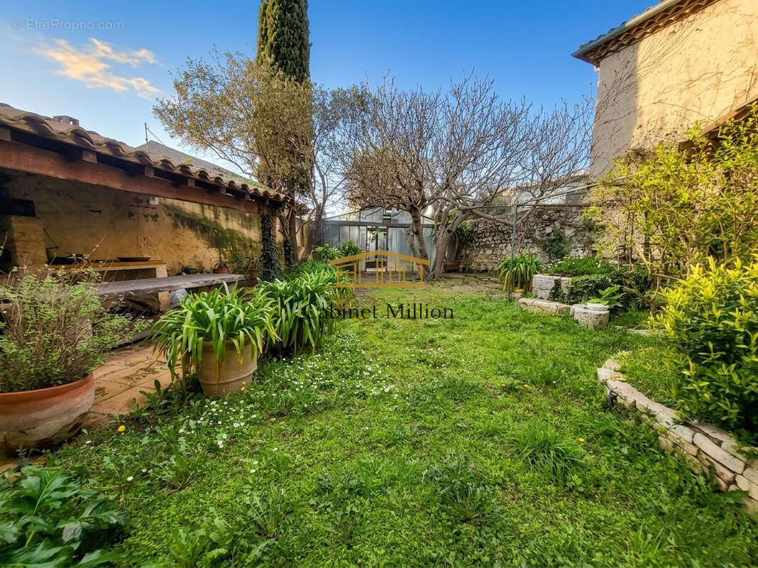 Maison à VIC-LA-GARDIOLE