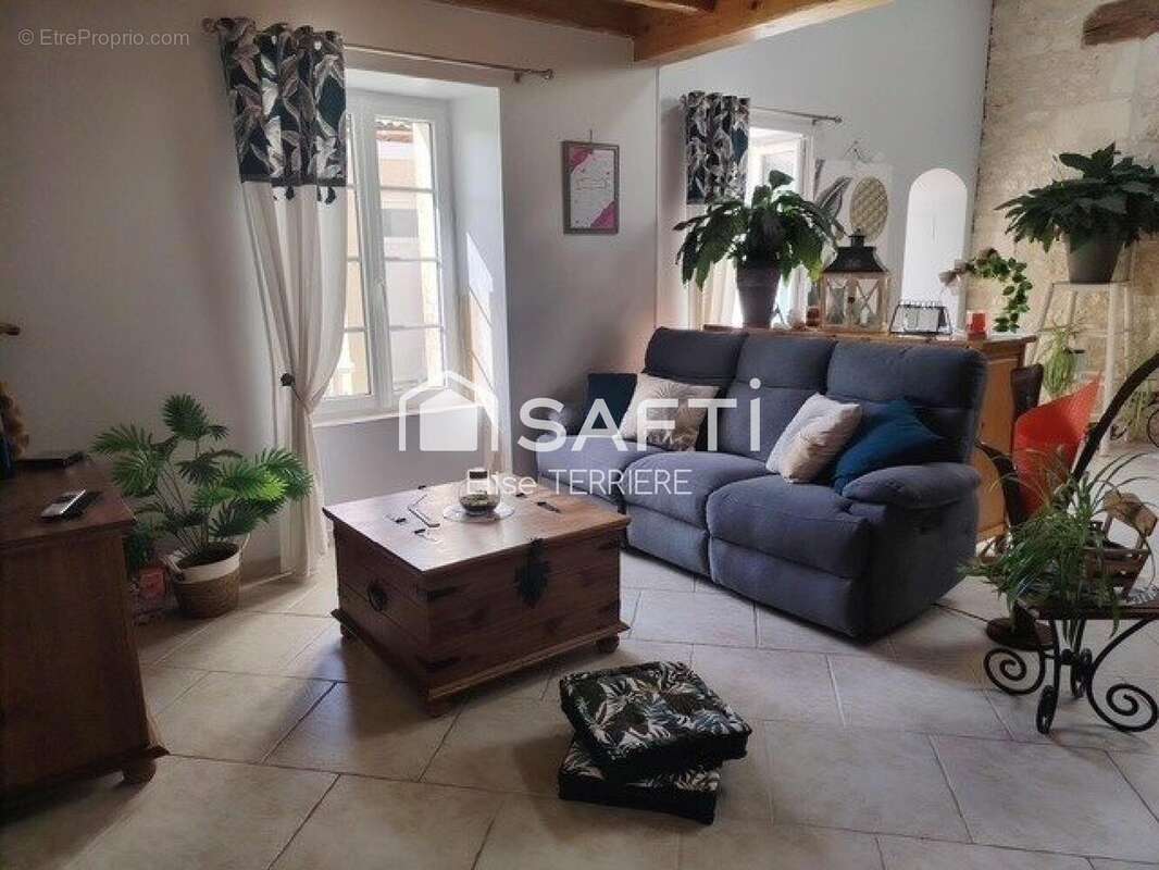 Maison 110 m² à Le Douhet  - photo 2