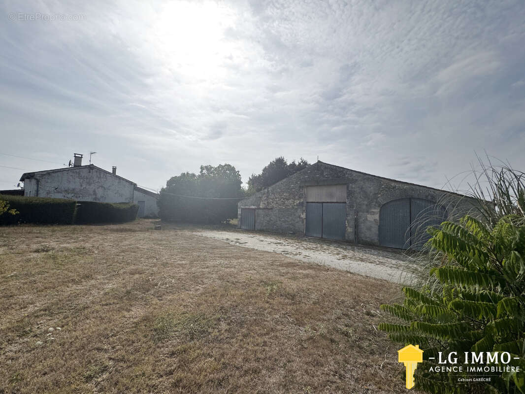 Maison de plain-pied au milieu de son jardin arboré d'arbres fruitiers avec grange de 346 m2 - photo 25
