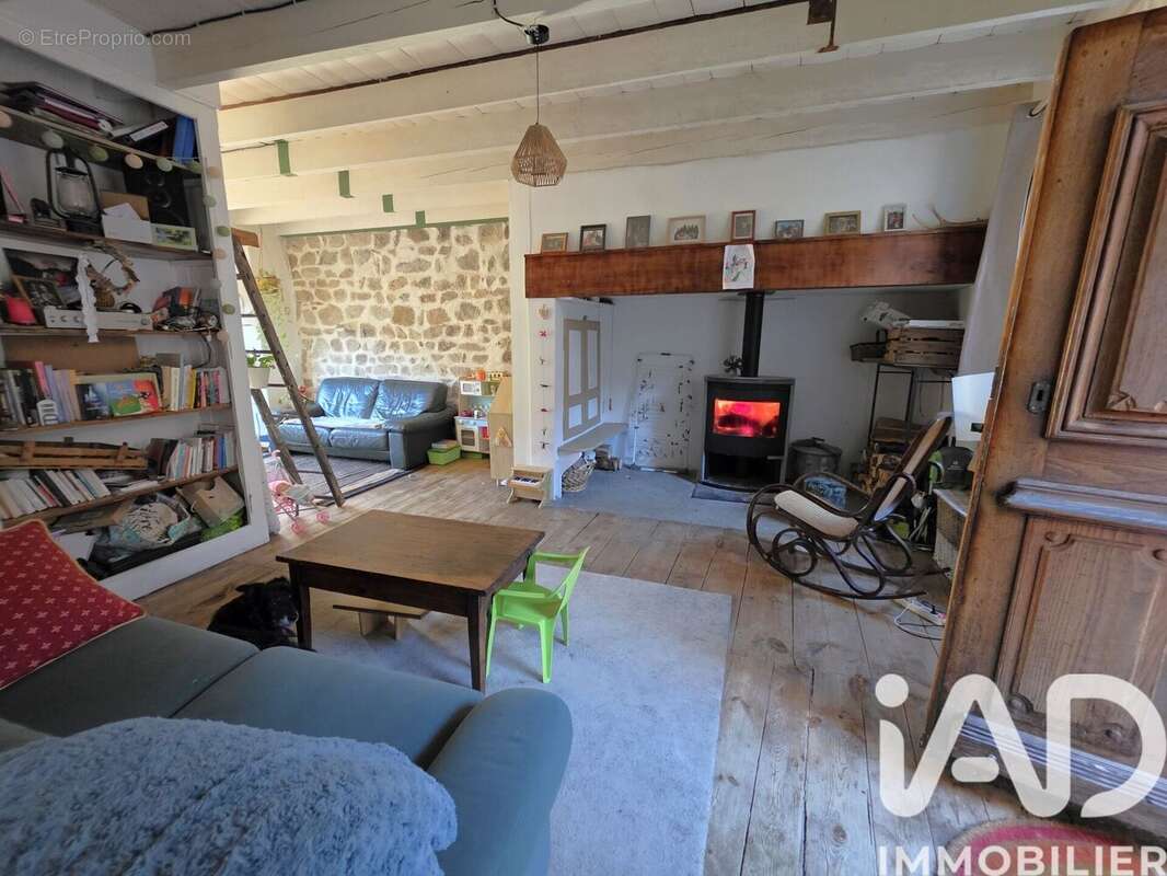 Maison 103 m² à Saint-Julien-Vocance  - photo 3
