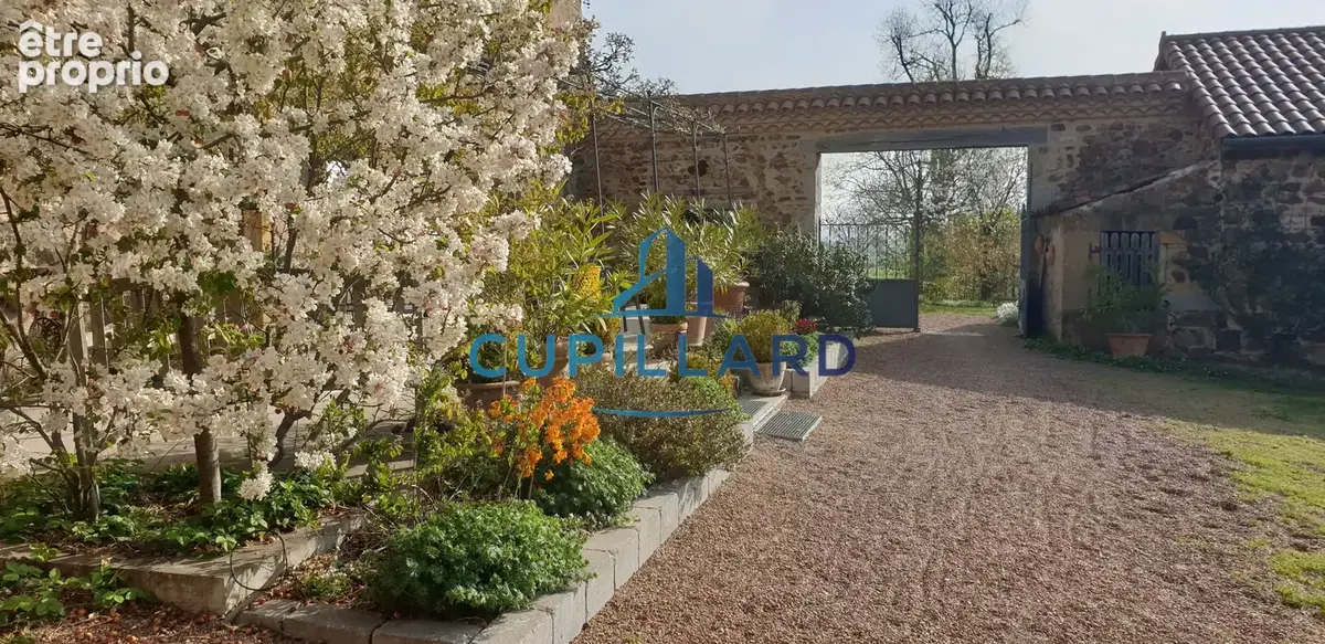 Maison de maître de 270m2 - Saint-Jean-Saint-Maurice - 3 hectares de terrain - piscine - Dépendances - photo 3
