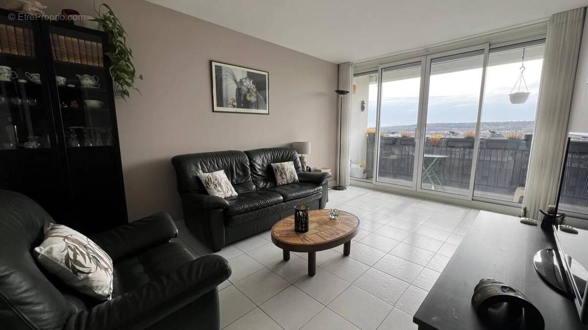 Appartement à LES CLAYES-SOUS-BOIS