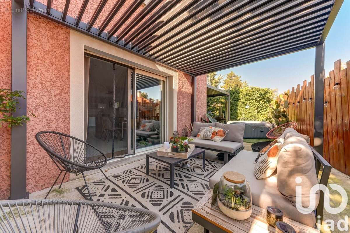 Photo 2 - Maison à SAINT-GENIS-LES-OLLIERES