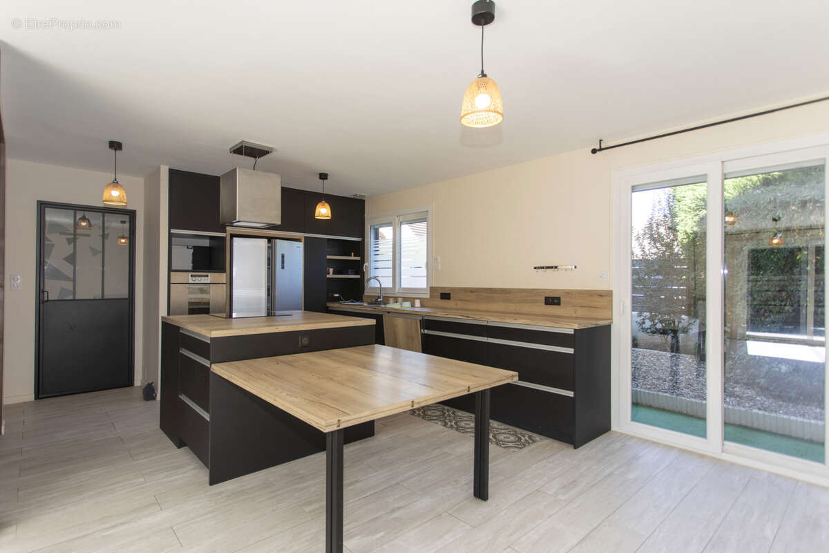 Maison à COMMELLE-VERNAY