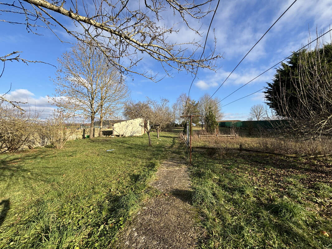 Maison à MONTLIOT-ET-COURCELLES