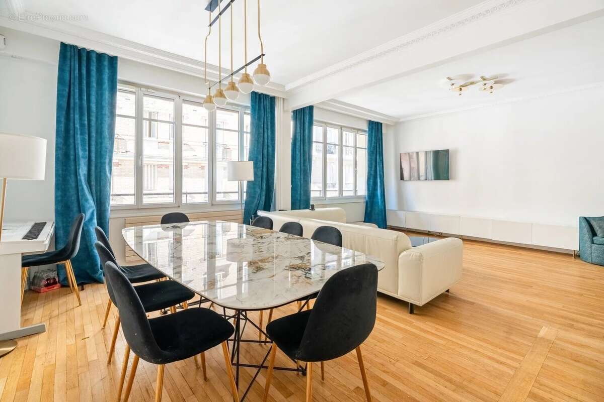 Appartement à PARIS-16E