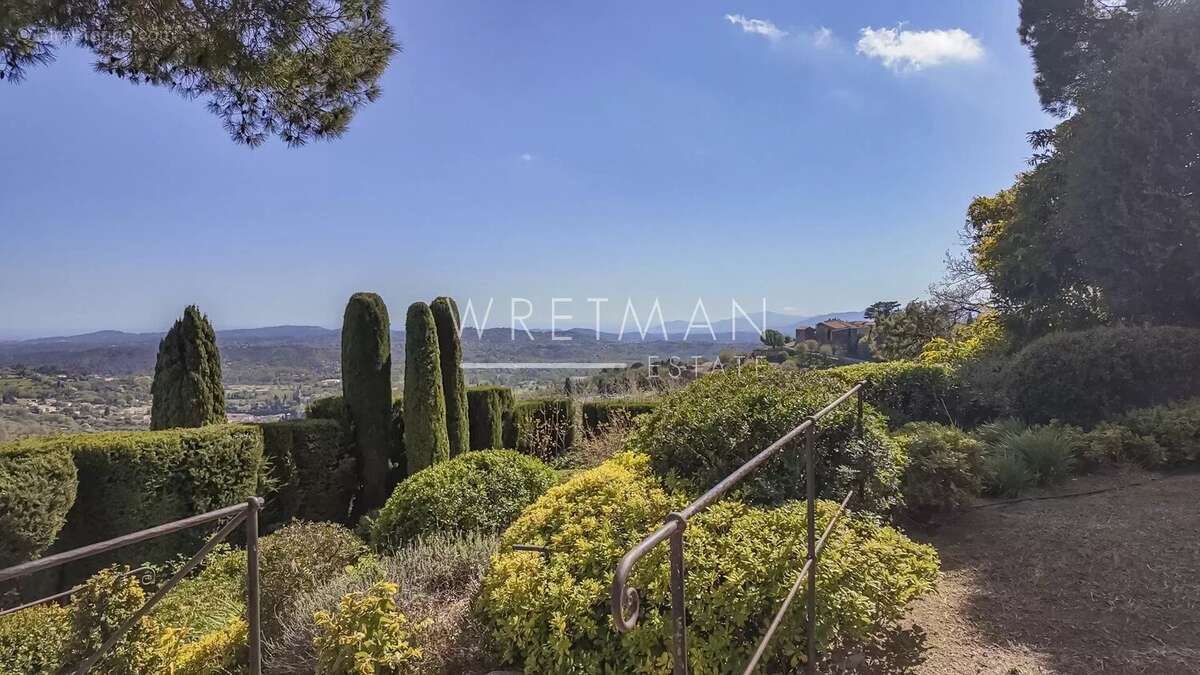 Maison à CHATEAUNEUF-GRASSE