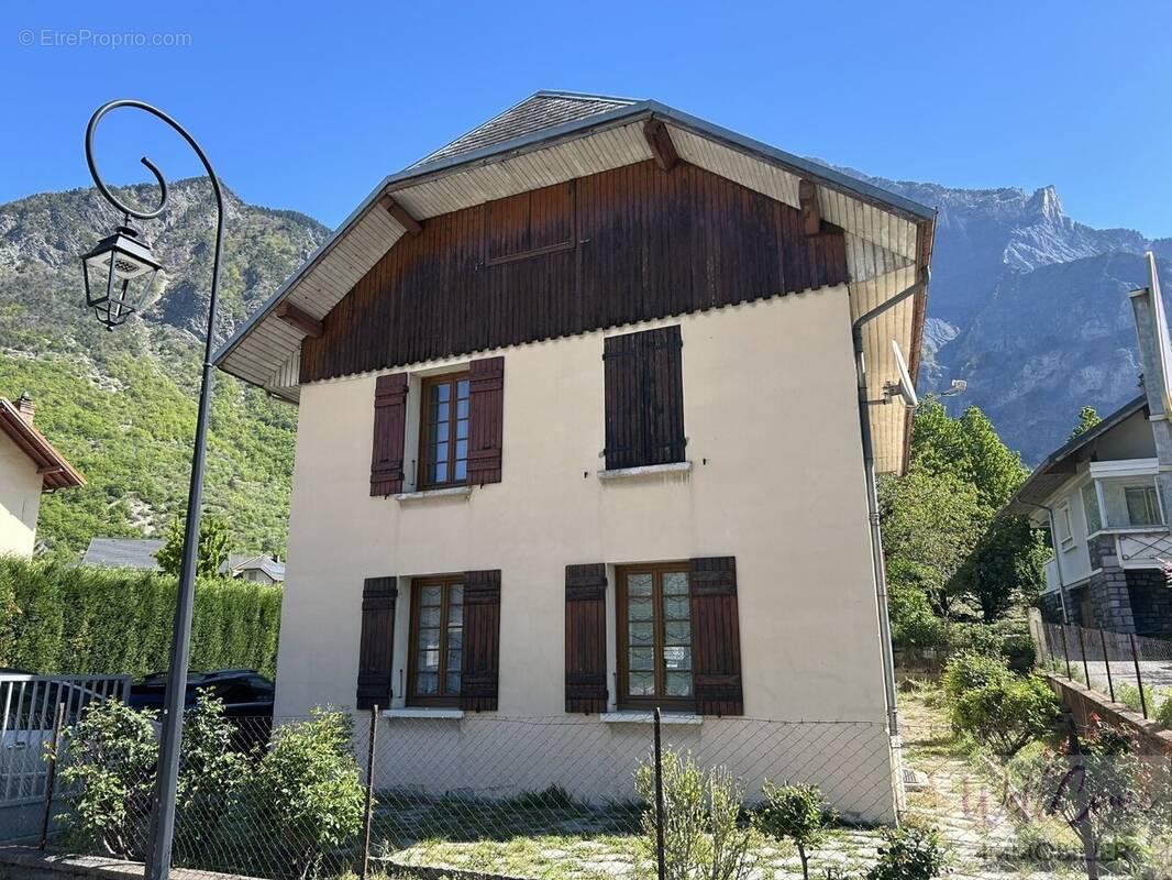 Maison à SAINT-JULIEN-MONT-DENIS
