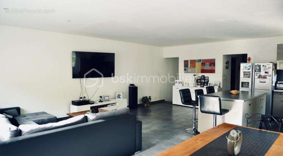 Grand ensemble immobilier de 367 m² avec terrain & Parking - photo 4