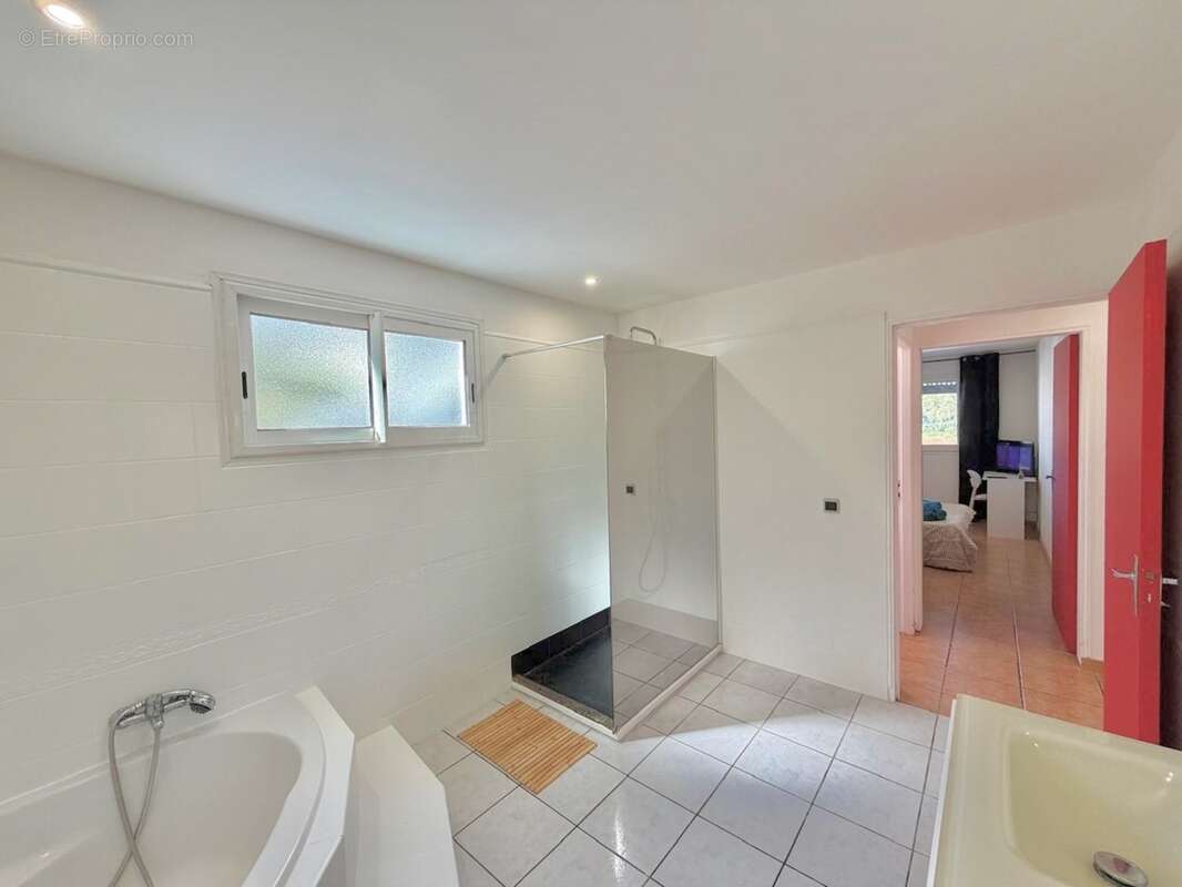 À vendre – Villa T7 avec piscine, jacuzzi et fort potentiel locatif – Petite-Île (97429) - photo 8