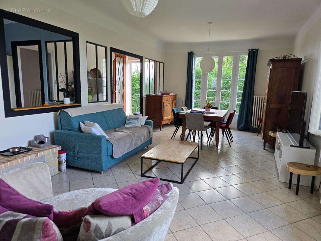 Maison à CREUZIER-LE-VIEUX