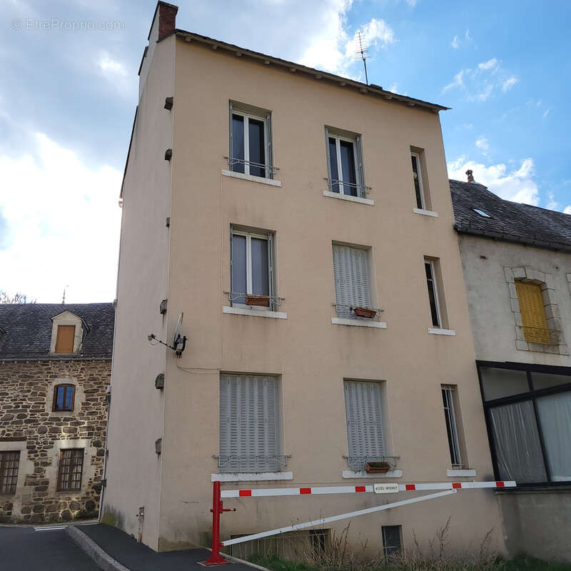 Appartement à RIOM-ES-MONTAGNES