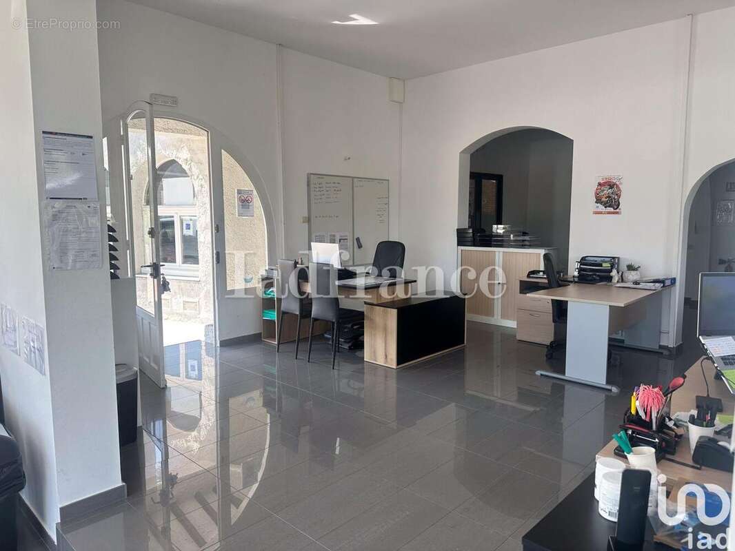 Photo 9 - Commerce à VILLEMOLAQUE