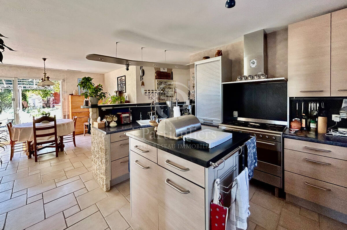 Maison provencale 112 m2. 3 chambres. garages . piscine. sur 1225 m2 terrain clos amenage. - photo 1
